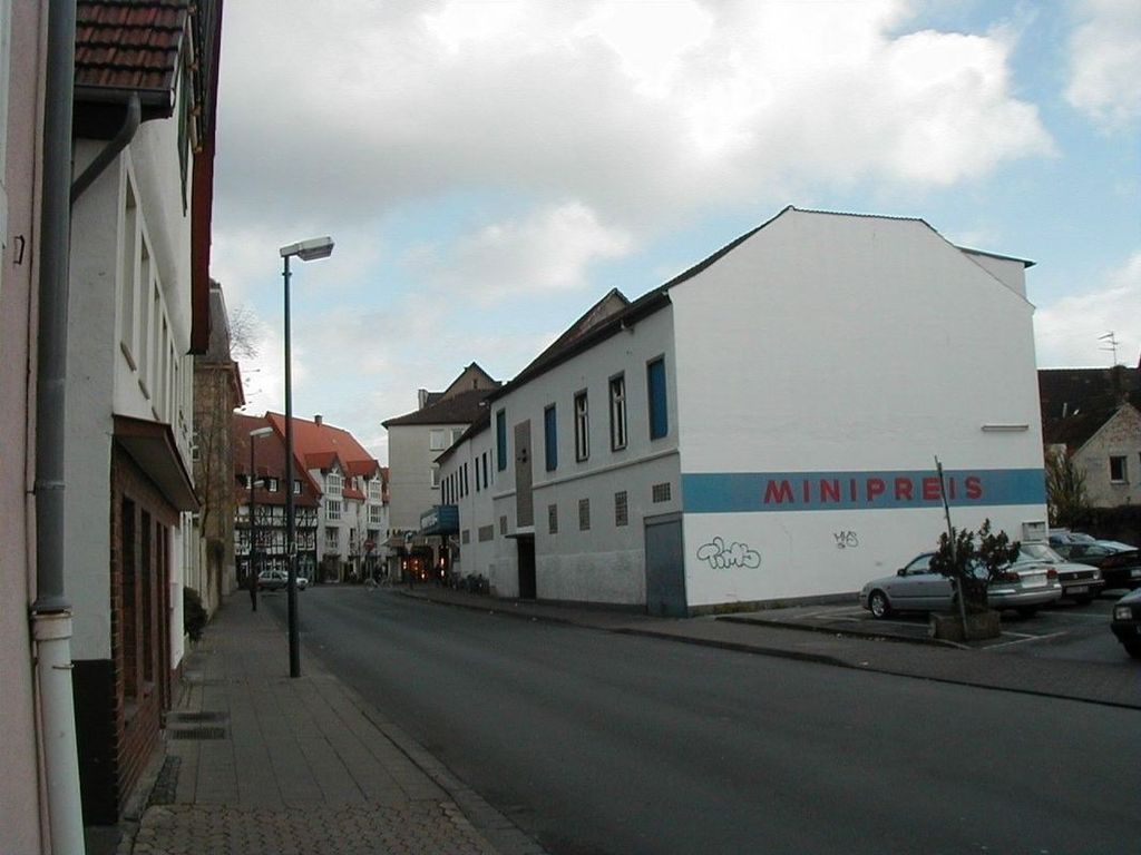 Blick aus der Soeststraße auf den Markt, rechts der Parkplatz.