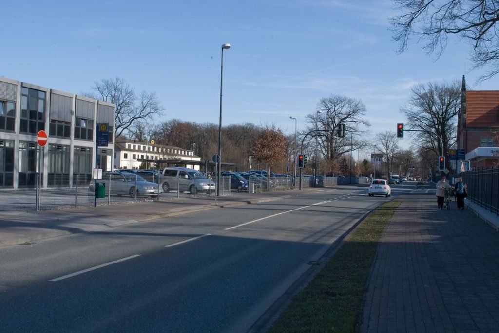 Die Beckumer Straße Richtung Innenstadt, links die provisorischen Verkaufscontainer von Falke.