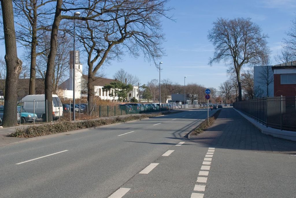 Die Beckumer Straße stadteinwärts, heute begleitet durch Parkplätze.
