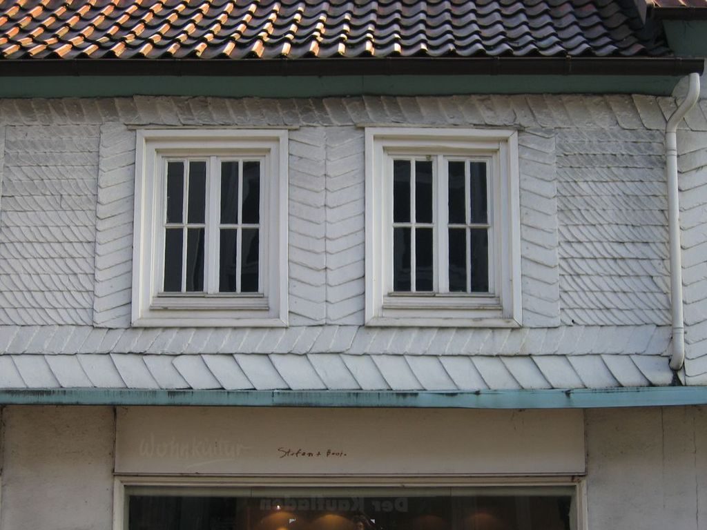 Fensterdetail mit umliegender Verschieferung.