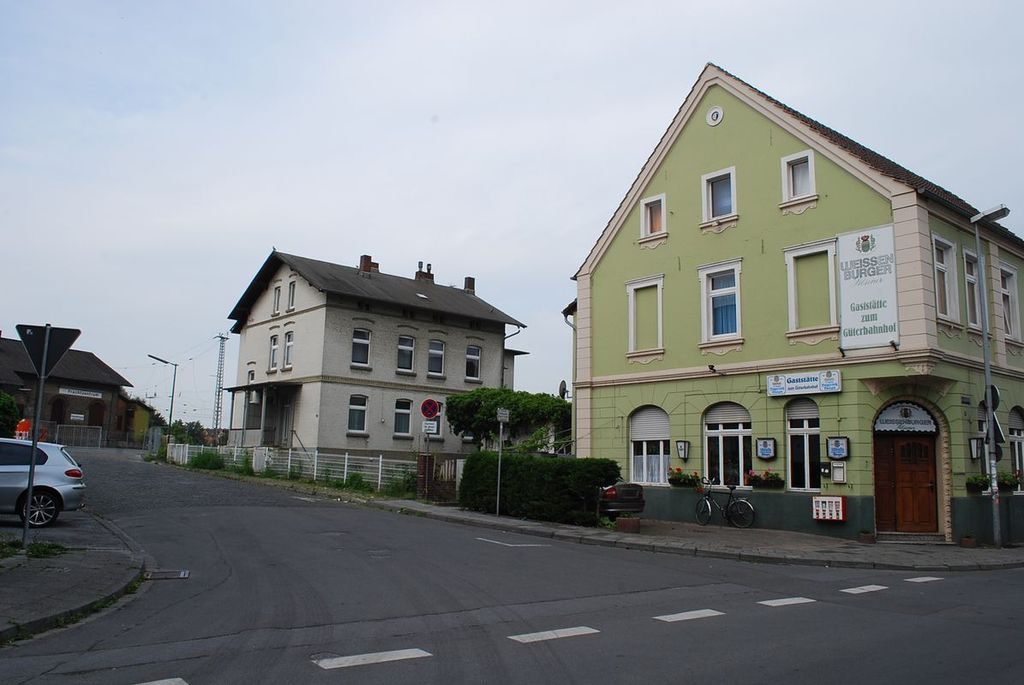 Links ist das ehemalige Wohnhaus für Bahnangestellte zu sehen.