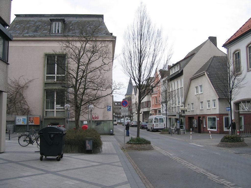 Blick auf die ehemalige Sparkasse, später Stadtbücherei und ein kleines Stadthaus mit einem Walmdach, rechts am II.Pfad.