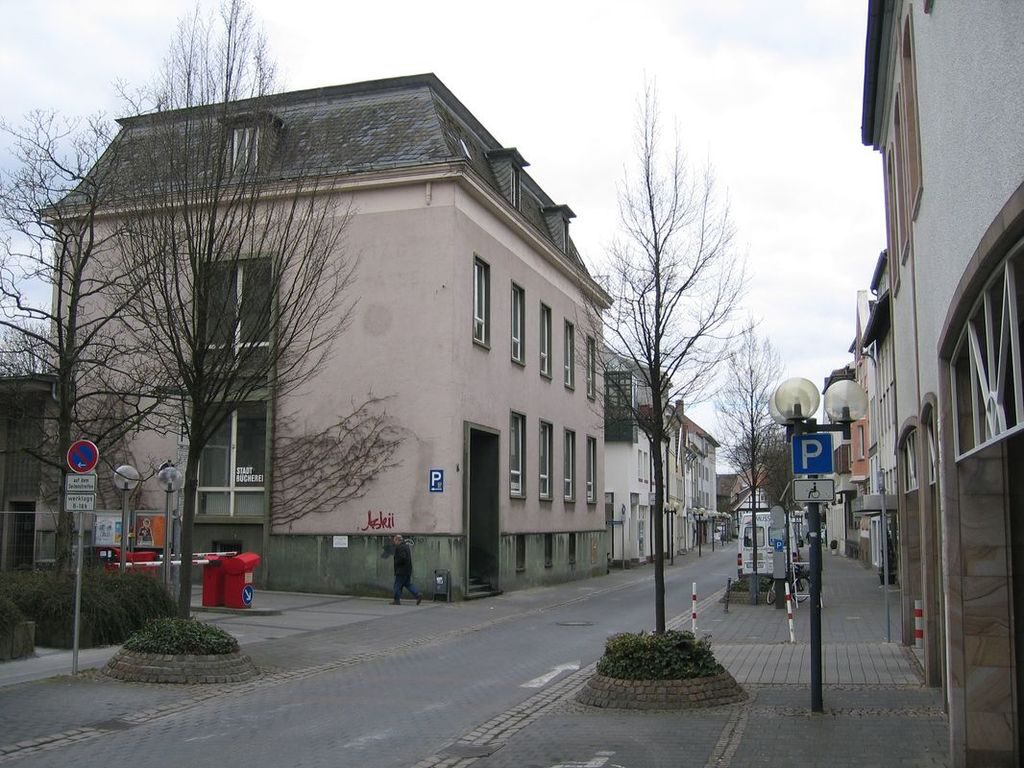 Blick auf die ehemalige Sparkasse, später Stadtbücherei. Hinter dem Gebäude verläuft die Gasse "Am Speelbrink".