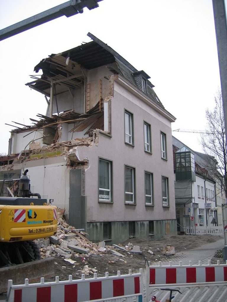 Abriss des Gebäudes der Sparkasse / der Stadtbücherei.