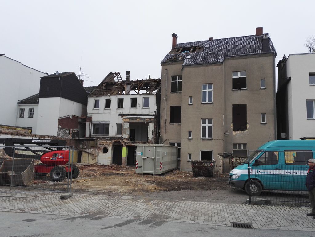 Westlich des Südertores werden Gebäude an der Blumenstraße abgerissen.