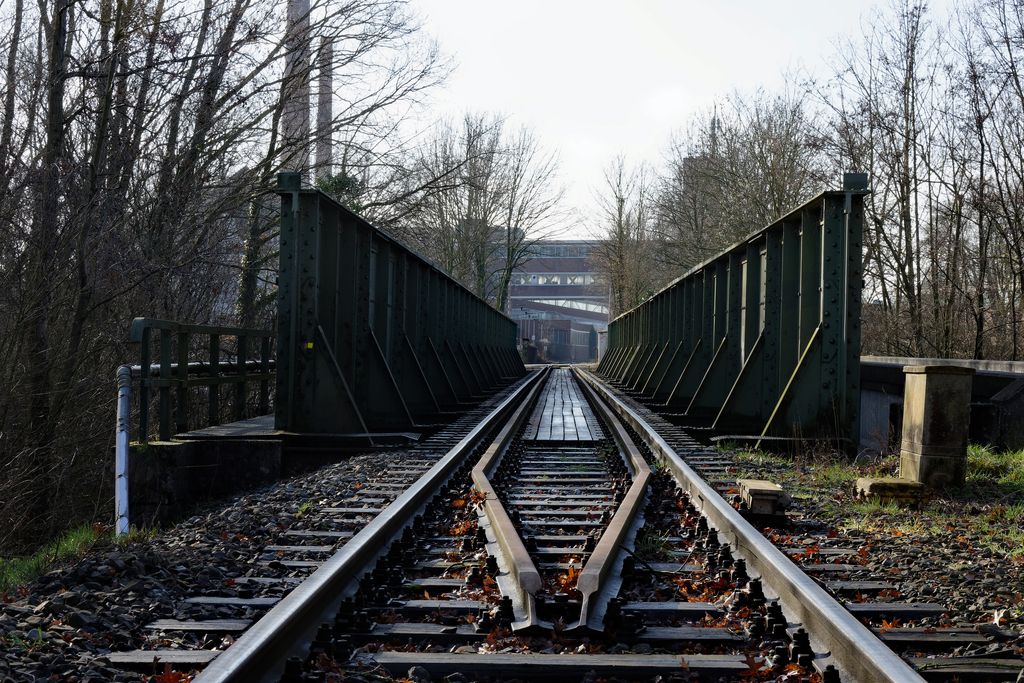 Die WLE-Bahnstrecke führt zum Hella-Werk